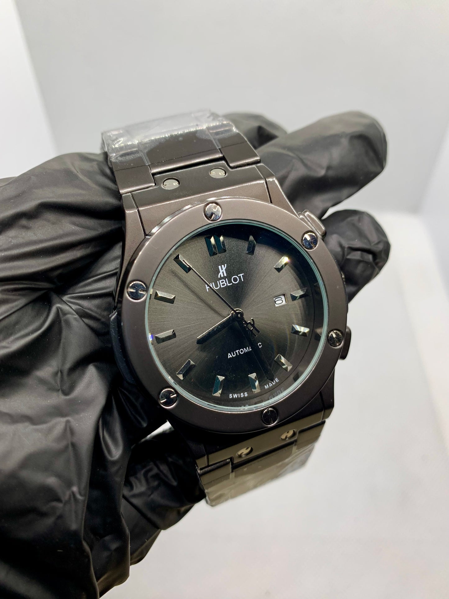 Hublot Noir Quartz — Luxury Men’s Watch with Black Dial & Black Strap