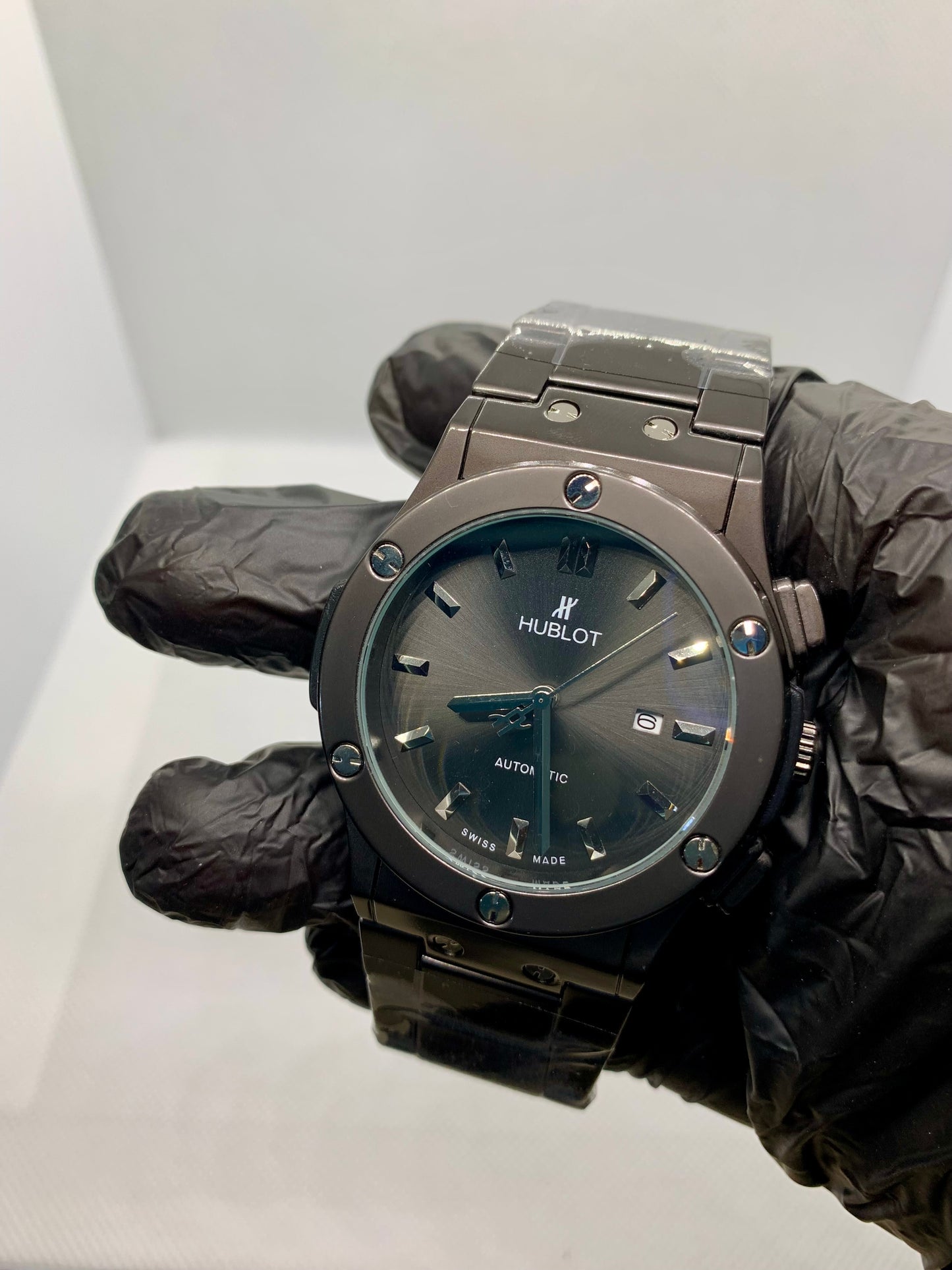 Hublot Noir Quartz — Luxury Men’s Watch with Black Dial & Black Strap