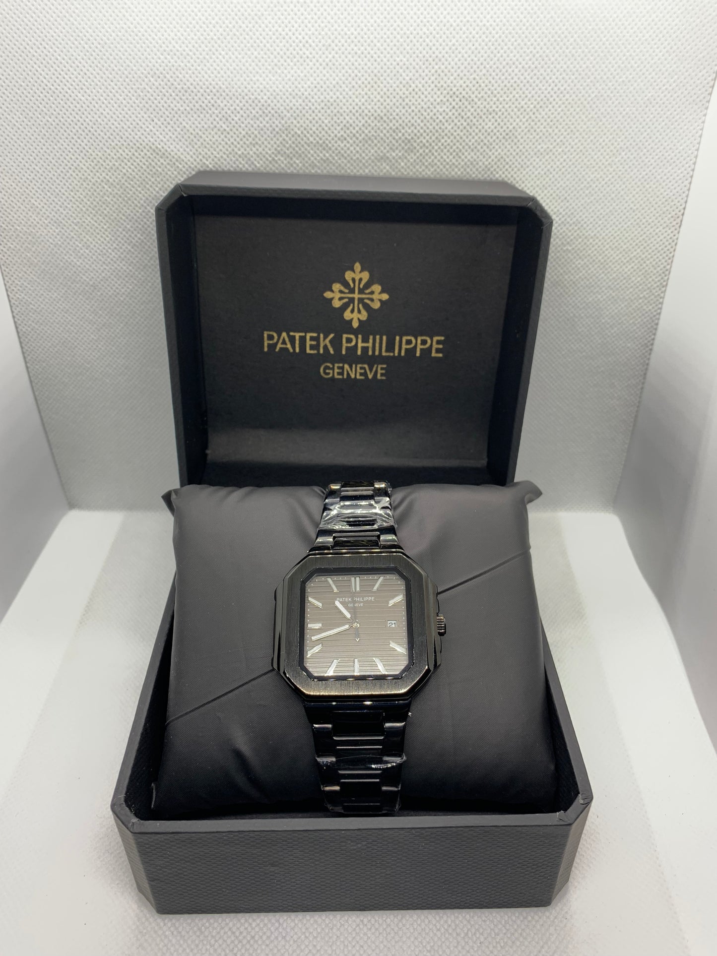 Patek Philippe Silver Shadow — Luxury Men’s Watch with Date & Time