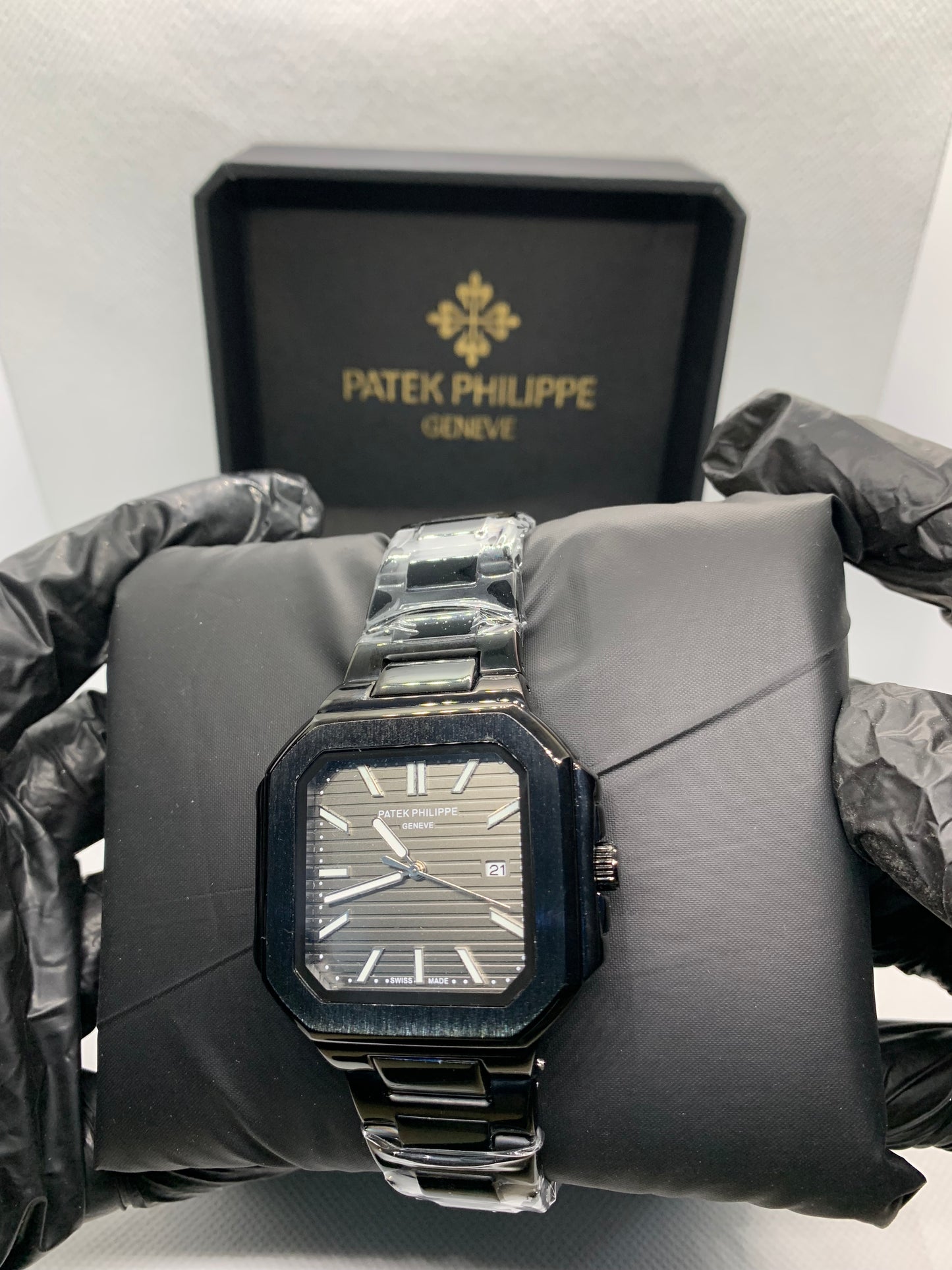 Patek Philippe Silver Shadow — Luxury Men’s Watch with Date & Time