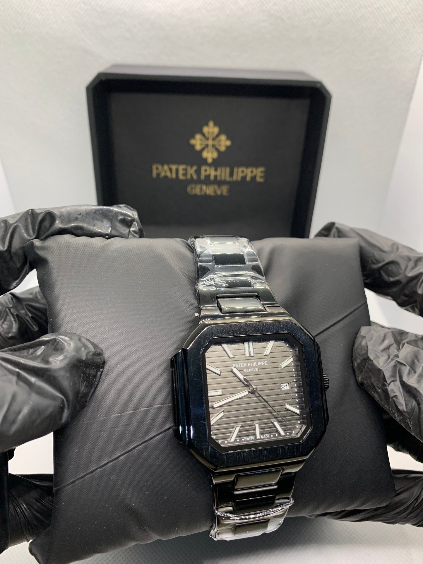 Patek Philippe Silver Shadow — Luxury Men’s Watch with Date & Time