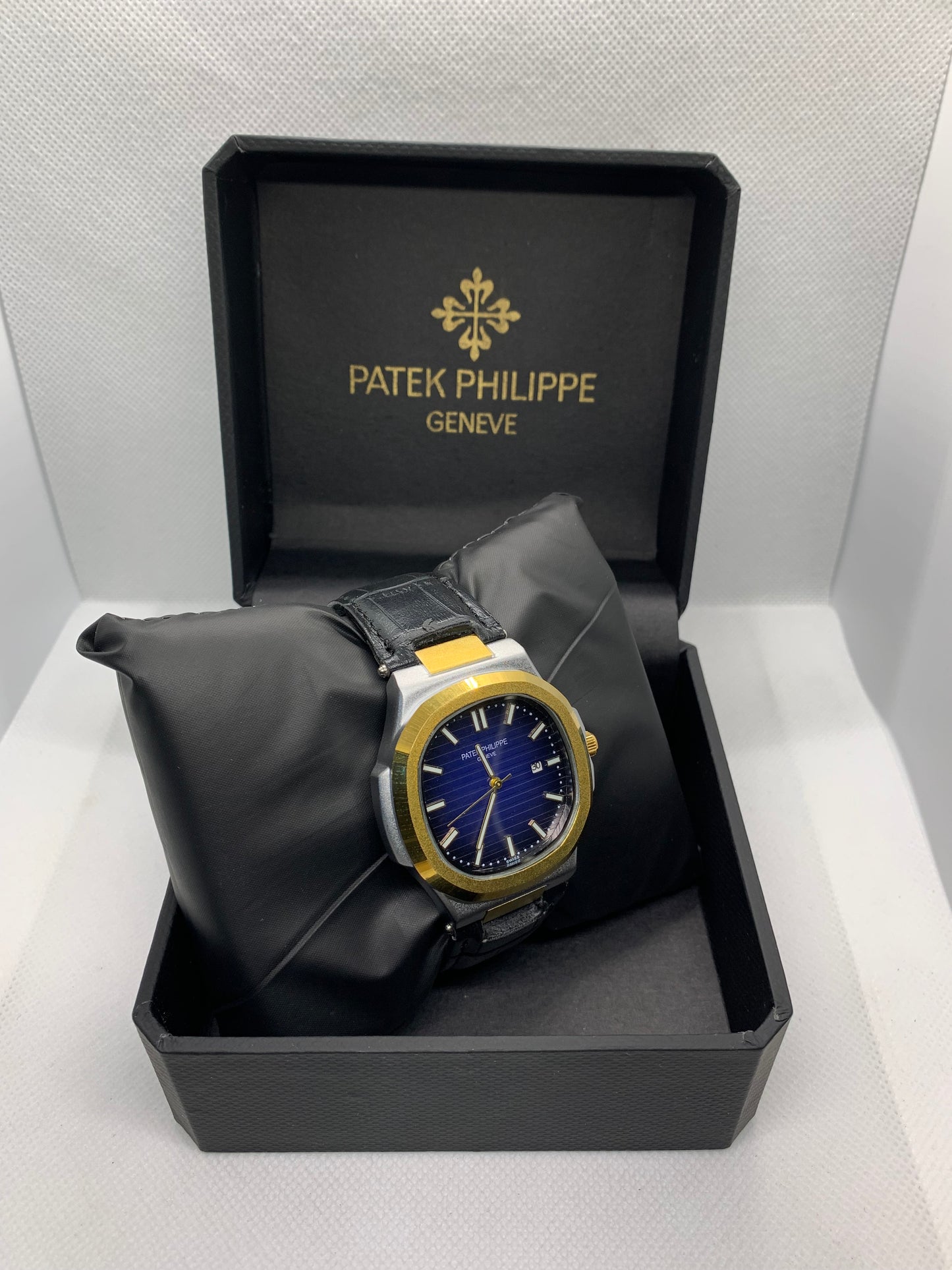 Patek Philippe Classic Leather — Luxury Men’s Watch with Date & Time