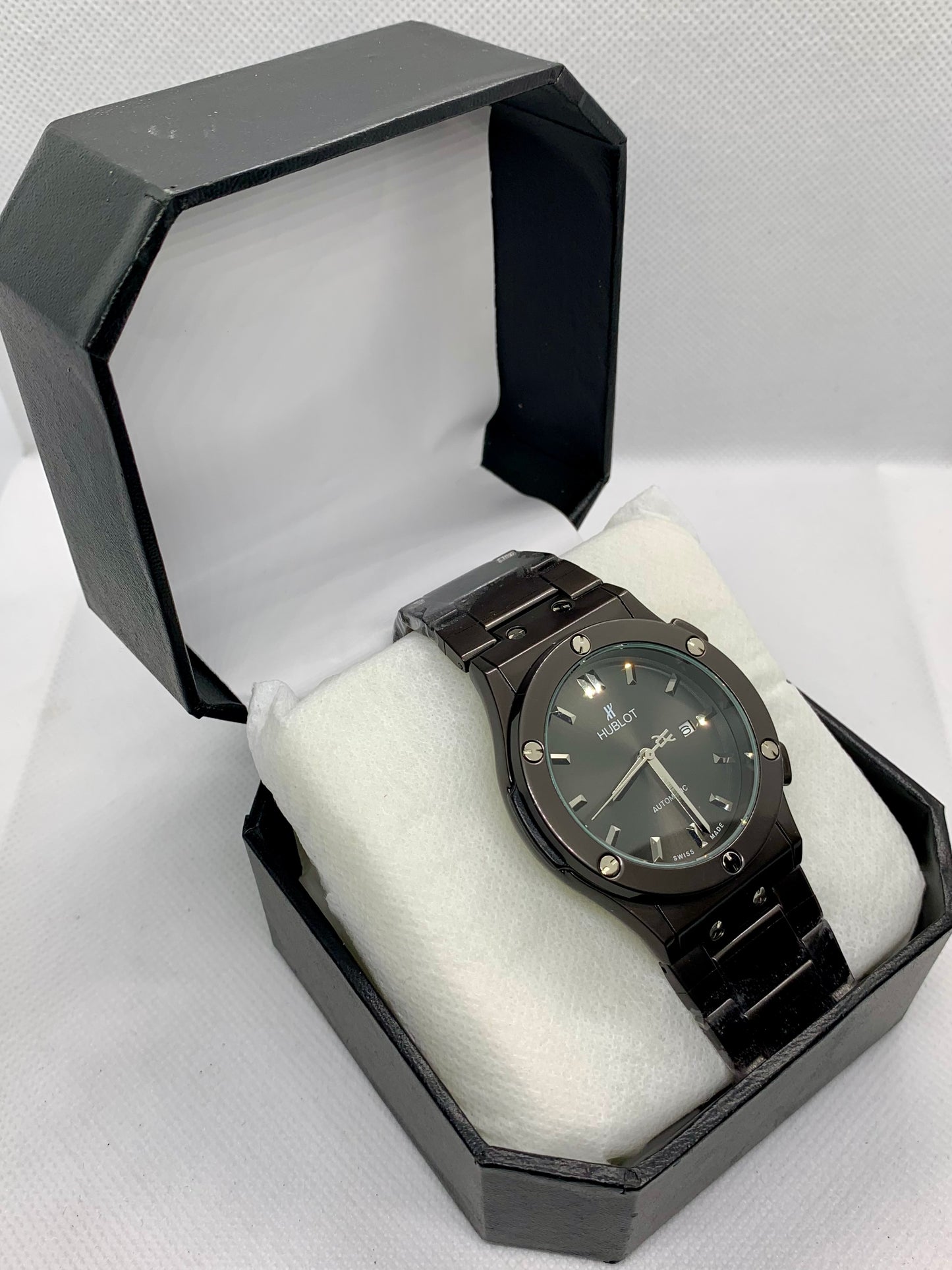 Hublot Noir Quartz — Luxury Men’s Watch with Black Dial & Black Strap